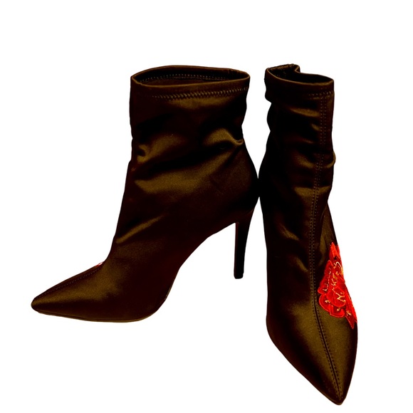 JESSICA SIMPSON BLACK SATIN JS PELANNA BOOT  RED ROSE APPLIQUÉ PULL ON SIZE 9.5M - Picture 3 of 7